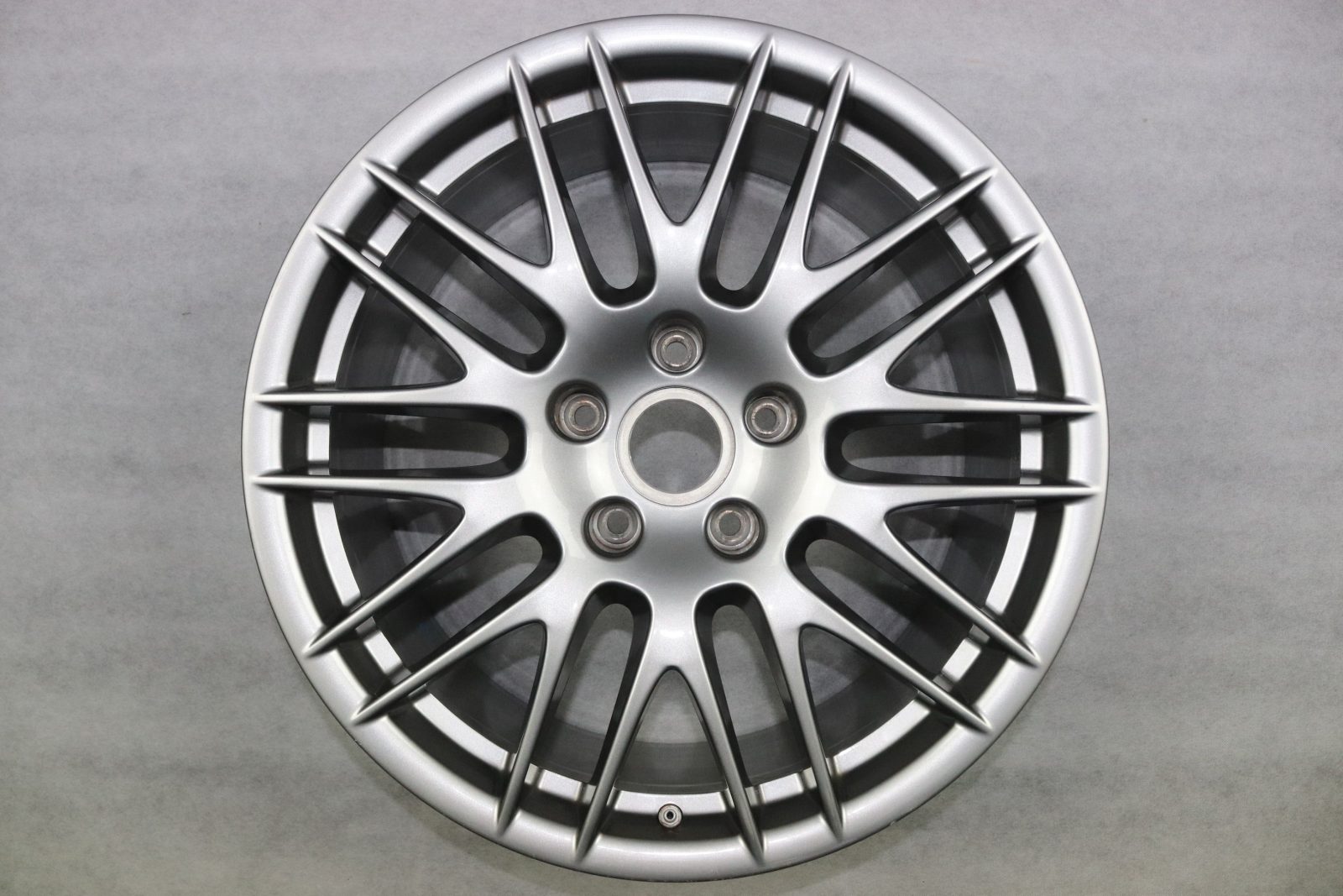 Meinikreifen Onlineshop bietet Ihnen Original Porsche Cayenne GTS RS Spyder 7P5601025N 20 Zoll Alufelge 9,5Jx20 ET47